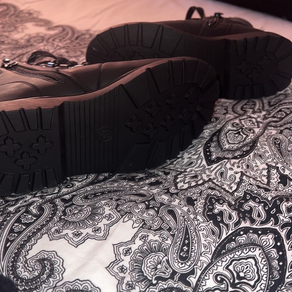 NWT BLACK BOOTS - Picture 5 of 8